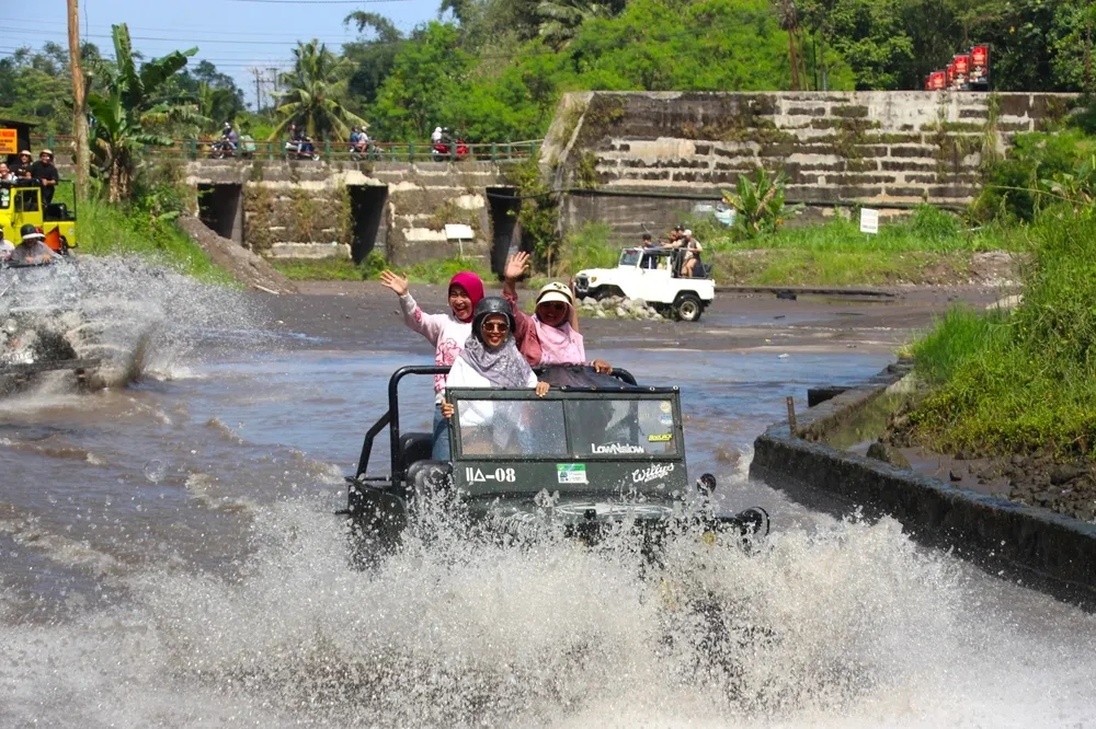 Spot jeep manuver air kalikuning merapi