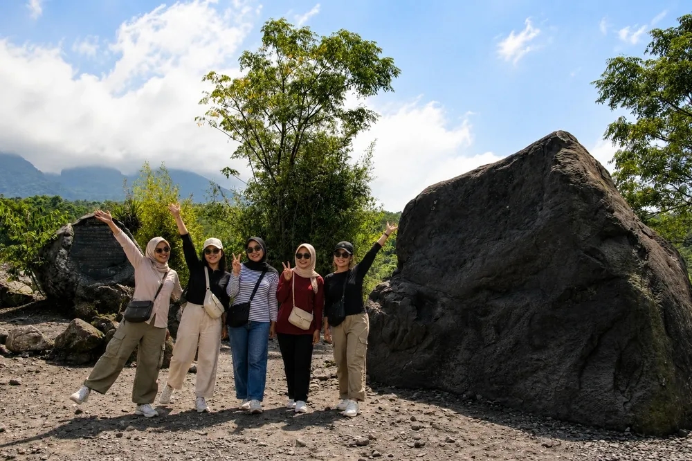 Menikmati lan lanskap gunung merapi dari spot foto Batu Alien Merapi