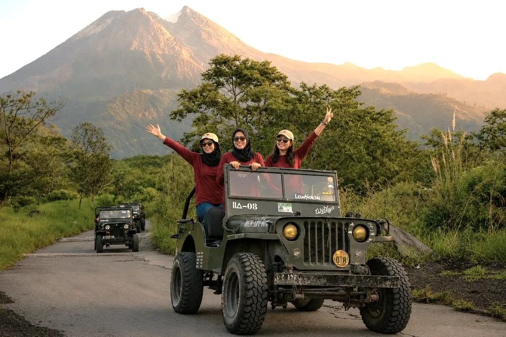 Jelajah kaki gunung merapi menggunakan jeep lava tour merapi
