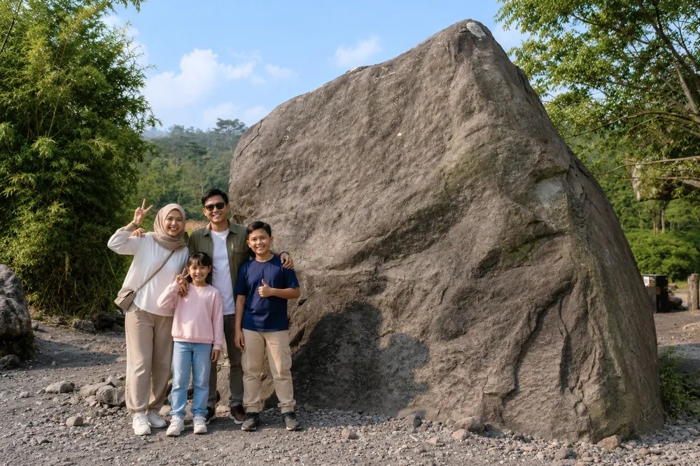 Foto keluarga di sebelah Batu Alien Merapi