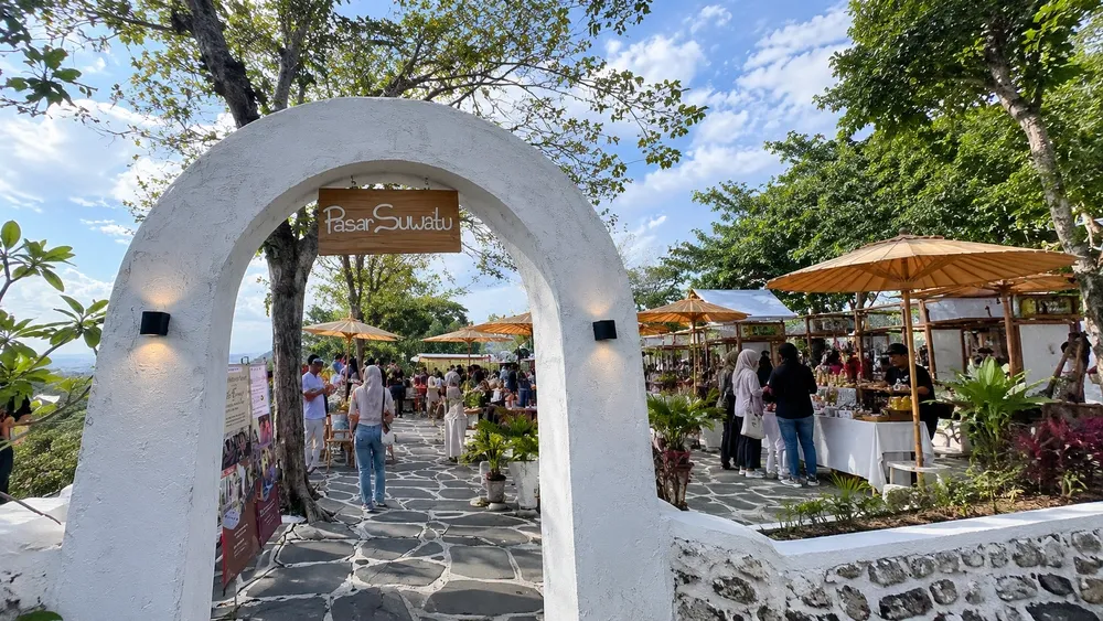 Gapura Ikonik Depan Pasar Suwatu