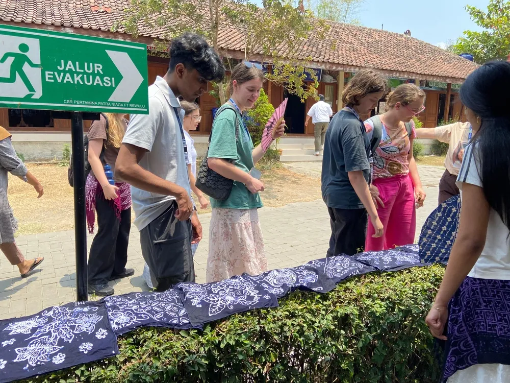 Belajar Budaya Lewat Batik