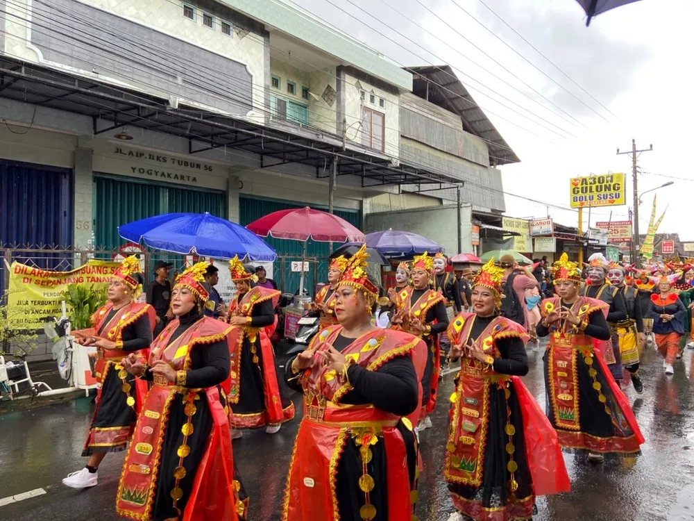 Pesona Kostum Minangkabau Turut Meramaikan Karnaval Bakpia Day!