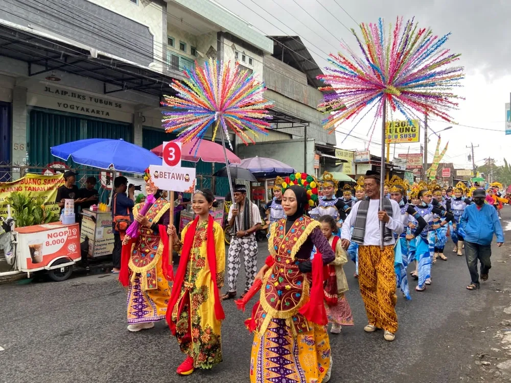 Salah Satu Keunikan Busana Betawi Meriahkan Karnaval Bakpia Day
