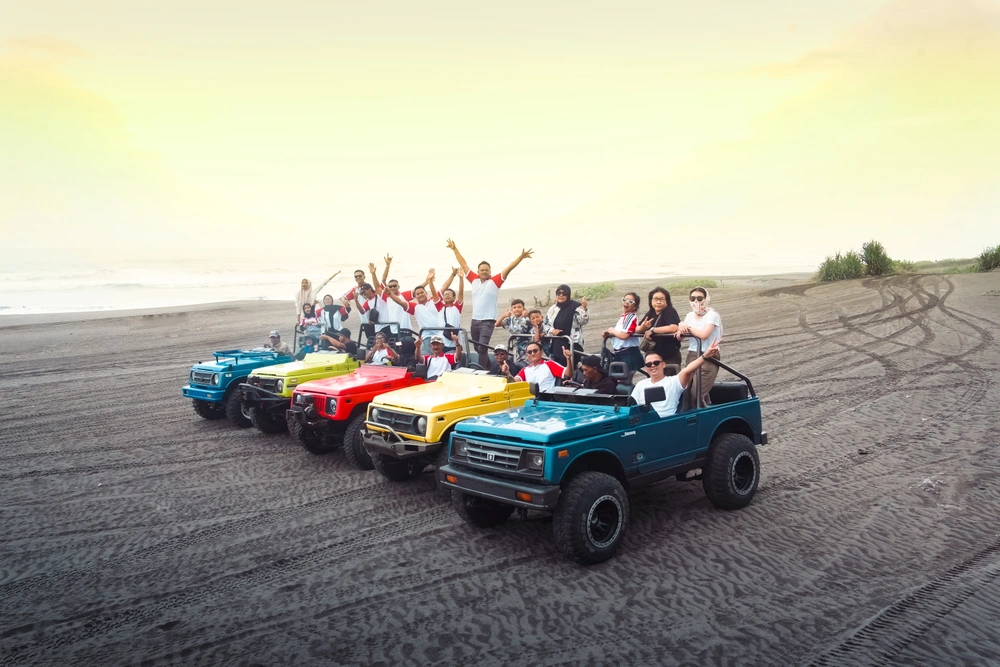 Eksplor pantai selatan Jogja dengan Jeep Gumuk Pasir Parangtritis 